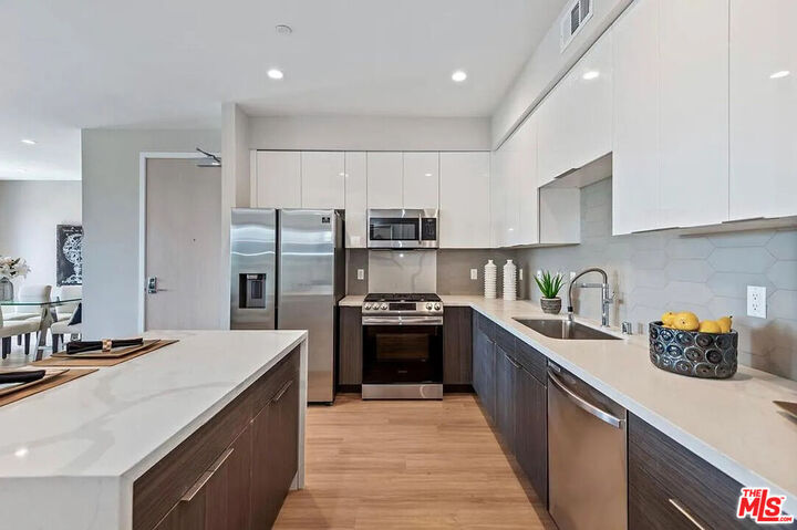 Property Photo:  1906 Overland Ave, Unit 201  CA 90025 
