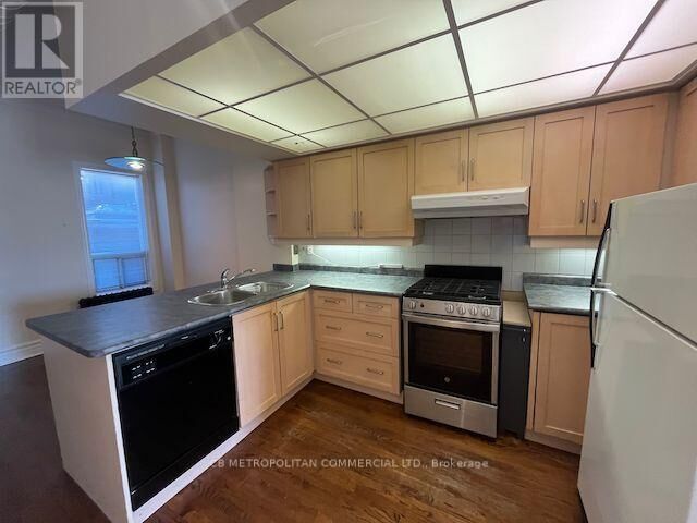 Property Photo:  401 Spadina Avenue  ON M5T 2G6 