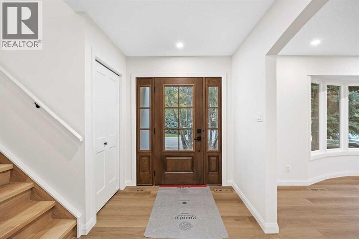 Property Photo:  124 Canterbury Drive Southwest  AB T2W 1H3 