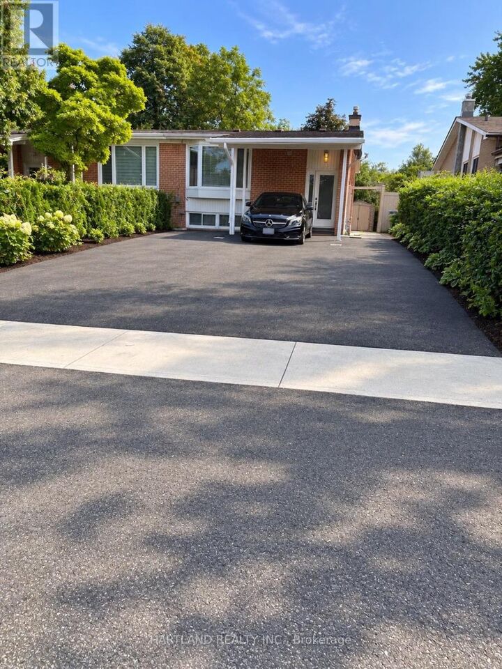 Property Photo: 1841 Sandgate Crescent ON L5J 2E7