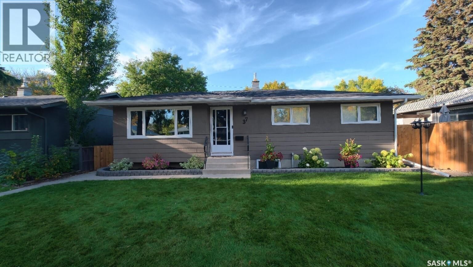 Property Photo:  37 Dunning Crescent  SK S7J 2S6 