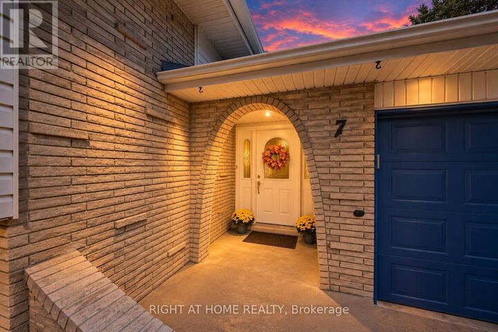 Property Photo:  7 Hanover Place North  ON L8K 5X7 