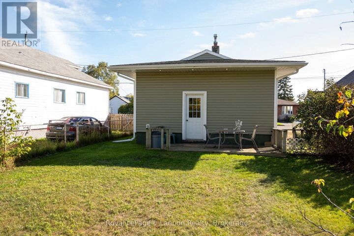 Property Photo:  424 Merrill Street  ON P7A 1E8 