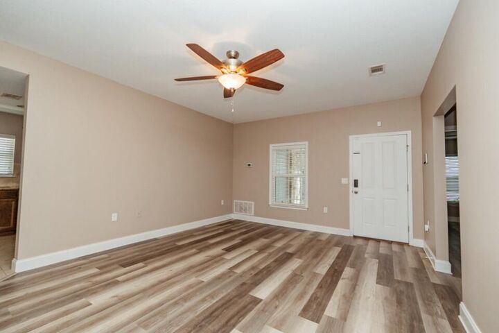 Property Photo: 401 E Field Avenue FL 32539