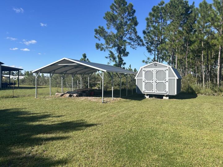 Property Photo: 275 Raven Ln FL 32465