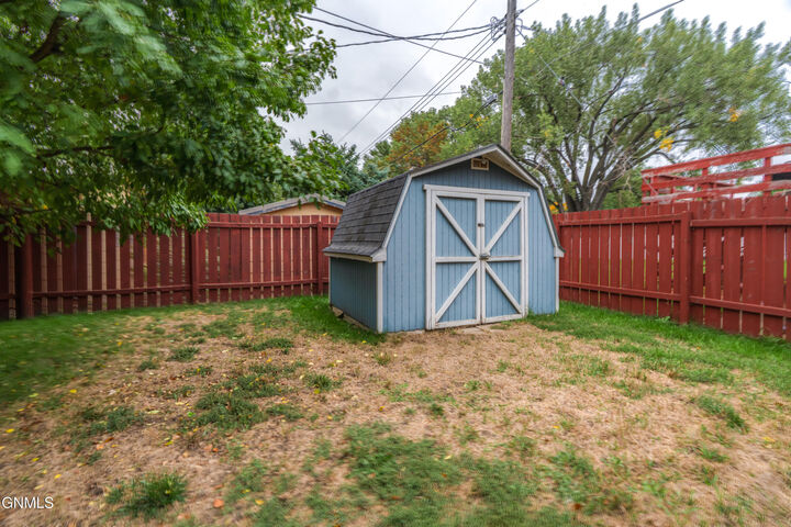 Property Photo:  405 Meadow Lane  ND 58504 