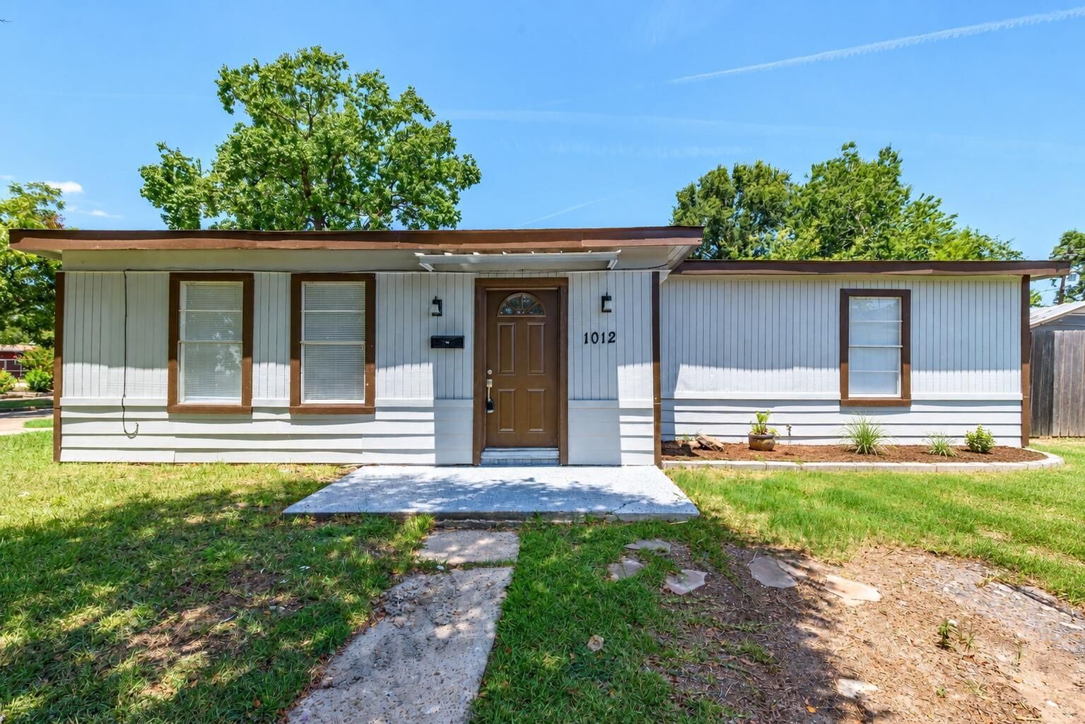 Property Photo:  1012 W Hart Avenue  TX 77506 