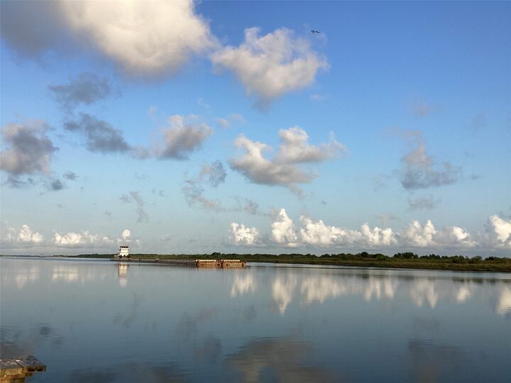 Property Photo:  1271 E Canal  TX 77650 