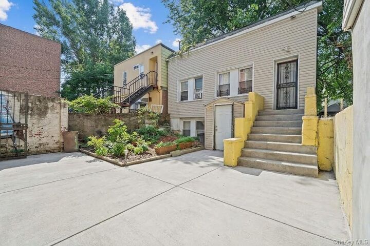 Property Photo:  758 E 224 Street Street  NY 10466 