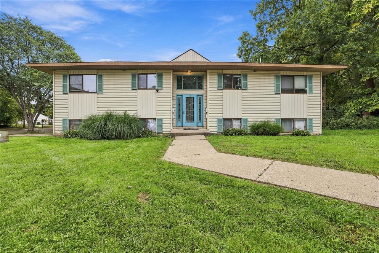 Property Photo: 822 NE Carrier Creek Boulevard MI 49503-1275