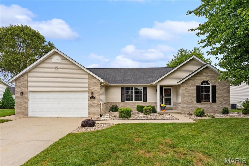 Property Photo:  929 Millikin Drive  IL 62208 