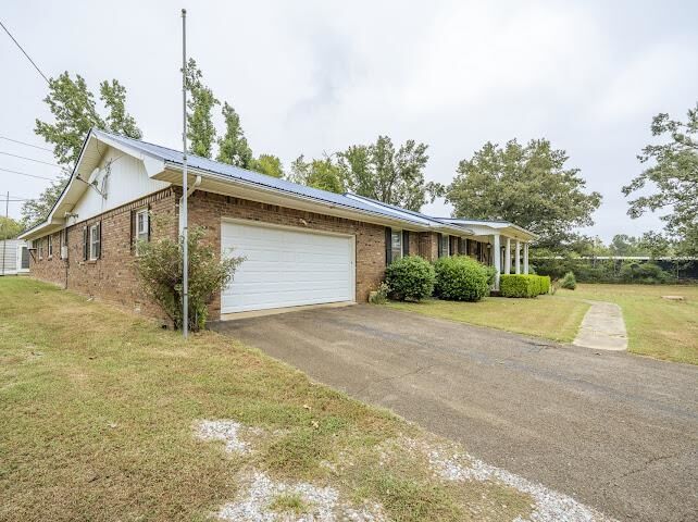Property Photo: 660 Hinton Rd TN 38326