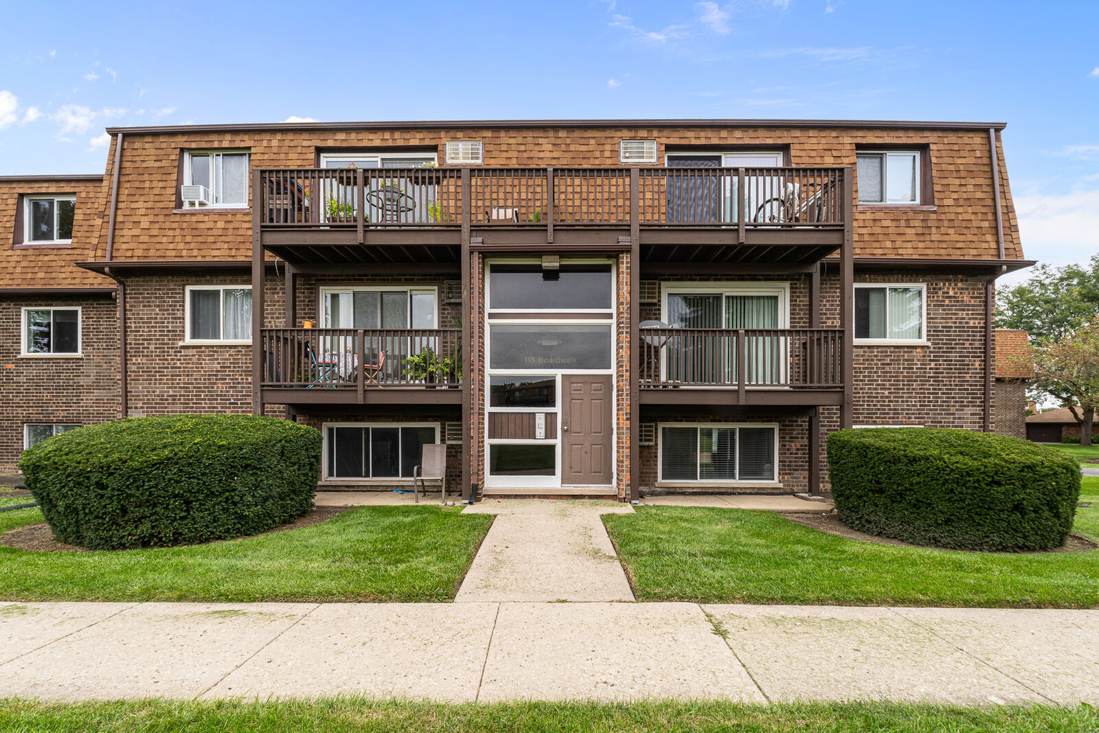 Property Photo:  113 Boardwalk Street E  IL 60007 