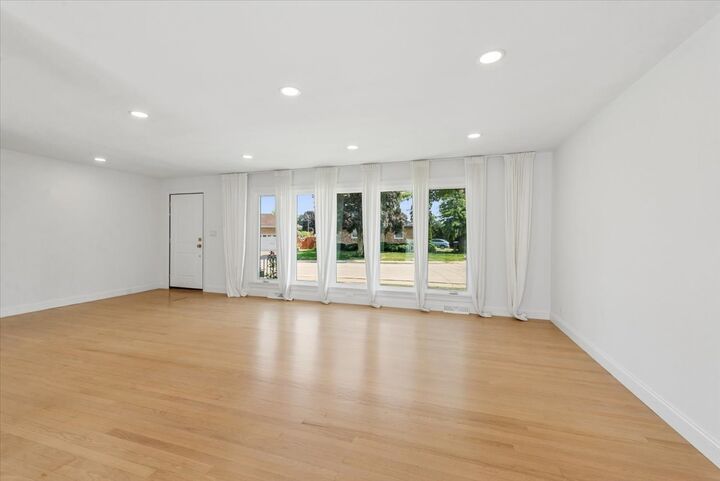 Property Photo:  8425 W Sunnyside Avenue  IL 60656 