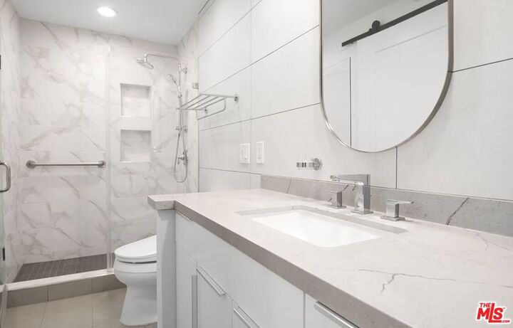 Property Photo:  620 S Gramercy Place 206  CA 90005 