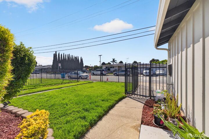 Property Photo: 1419 Kavanaugh Drive CA 94303