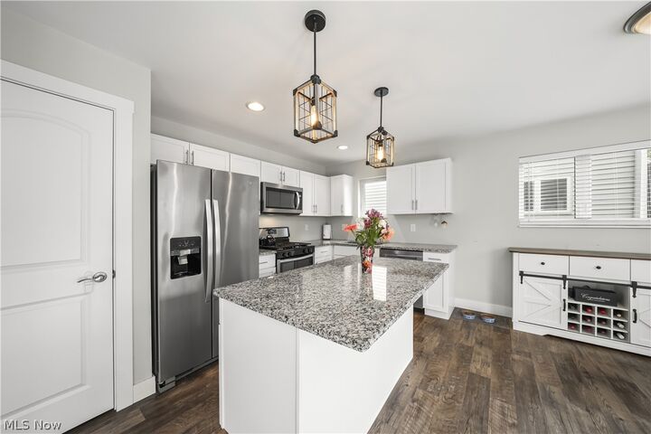Property Photo:  1010 Ashwood Lane  OH 44241 