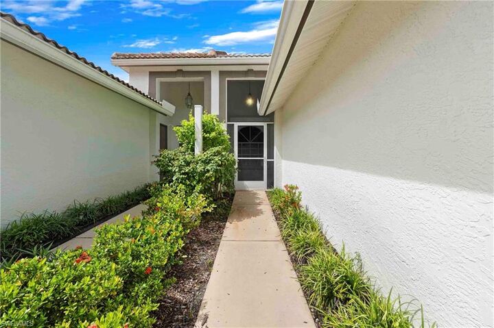 Property Photo: 8033 San Vista Cir 12R FL 34109
