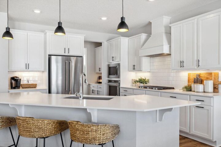 Property Photo:  925 Foxglove Terrace  MN 55387 