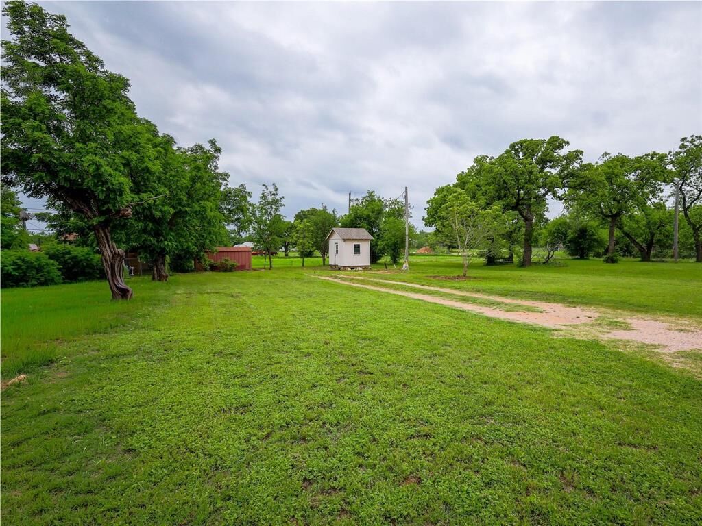 Property Photo:  609 W 12th St  TX 76437 