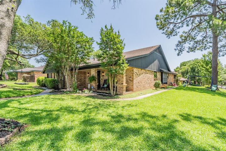 Property Photo:  2211 Midhurst Drive  TX 76013 