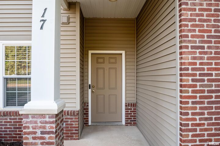 Property Photo: 11217 N Oakwood Drive 17 IL 61615