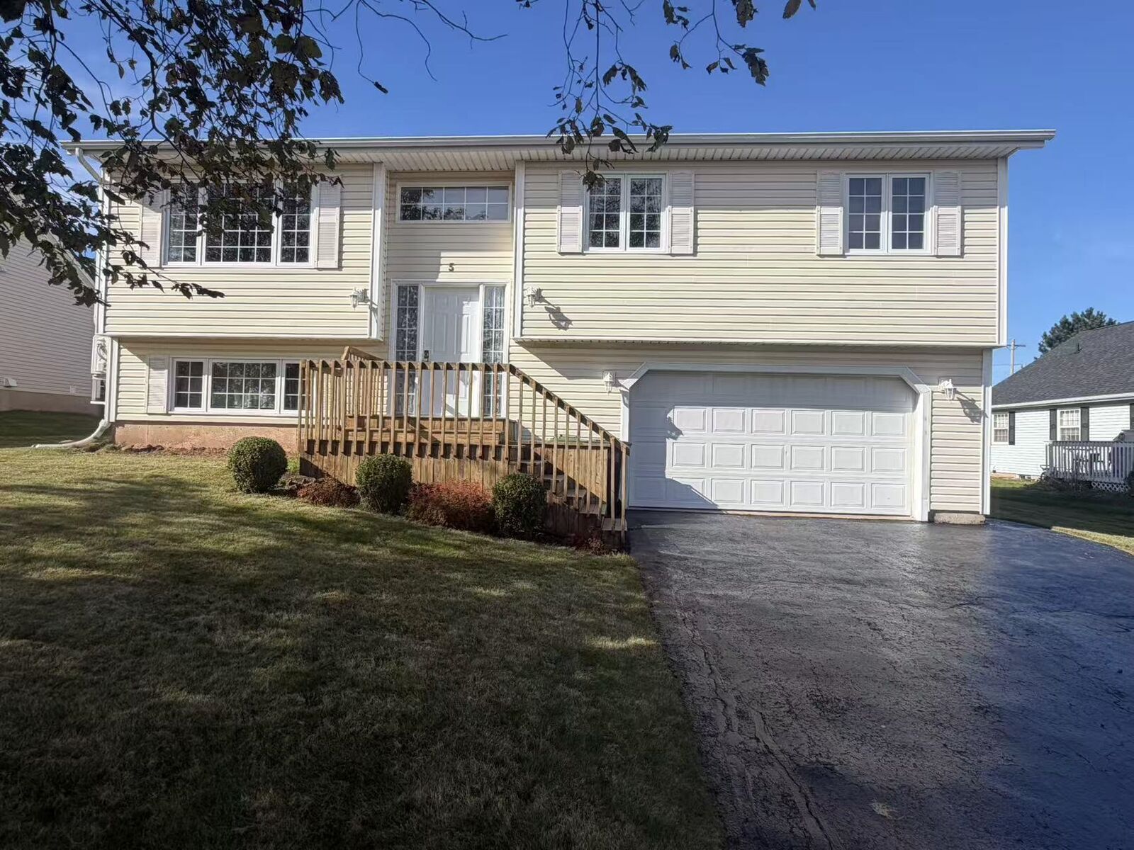 Property Photo:  5 Commonwealth Avenue  PE C1E 2E7 