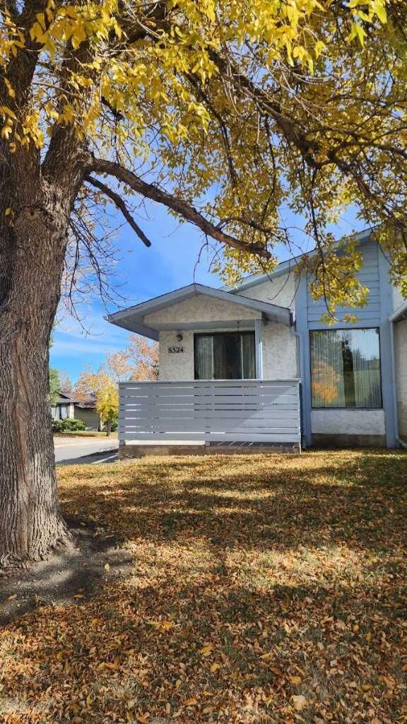Property Photo:  8524 Berwick Road NW  AB T3K 1E5 