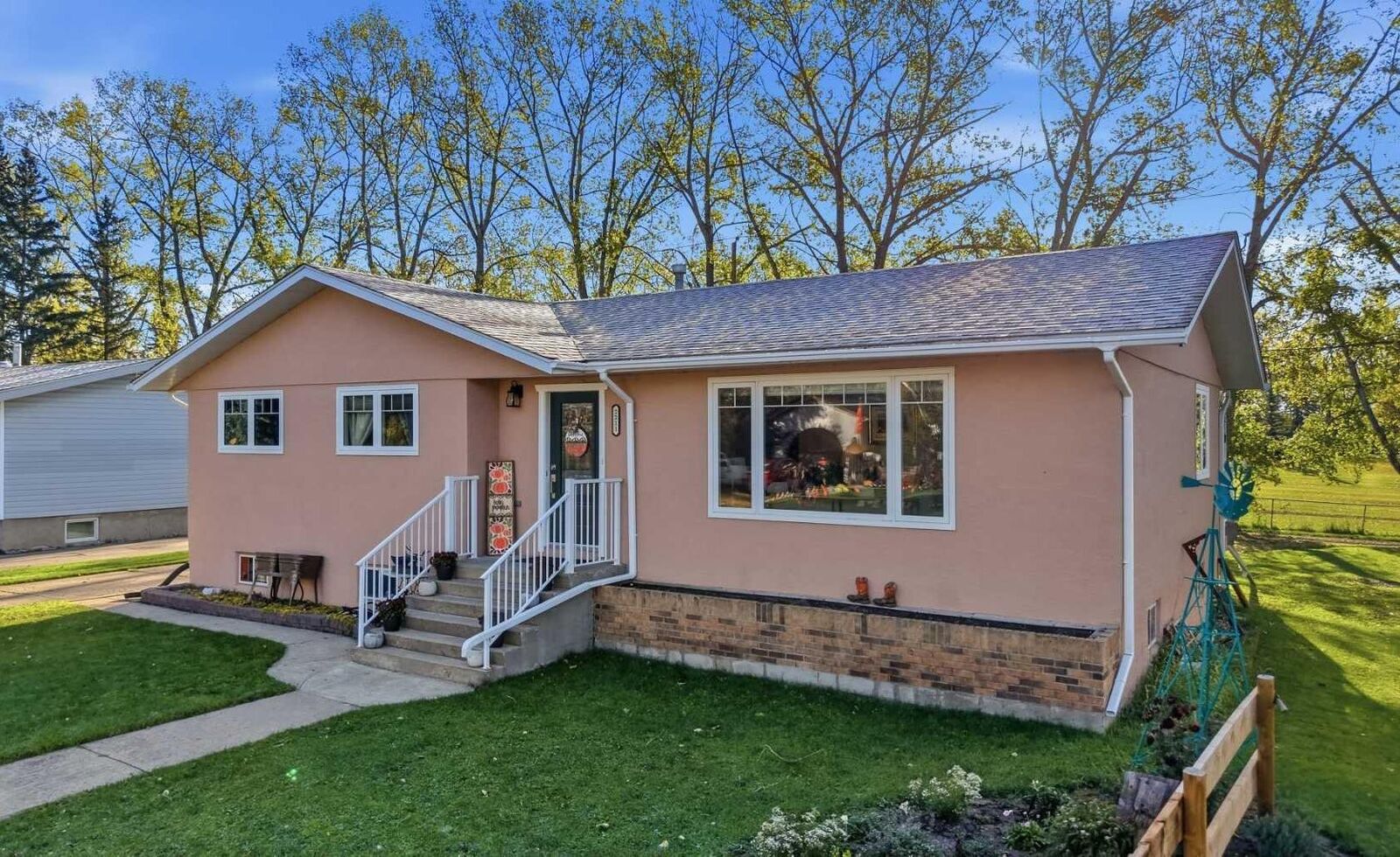Property Photo:  2211 Westview Crescent  AB T0M 0K0 