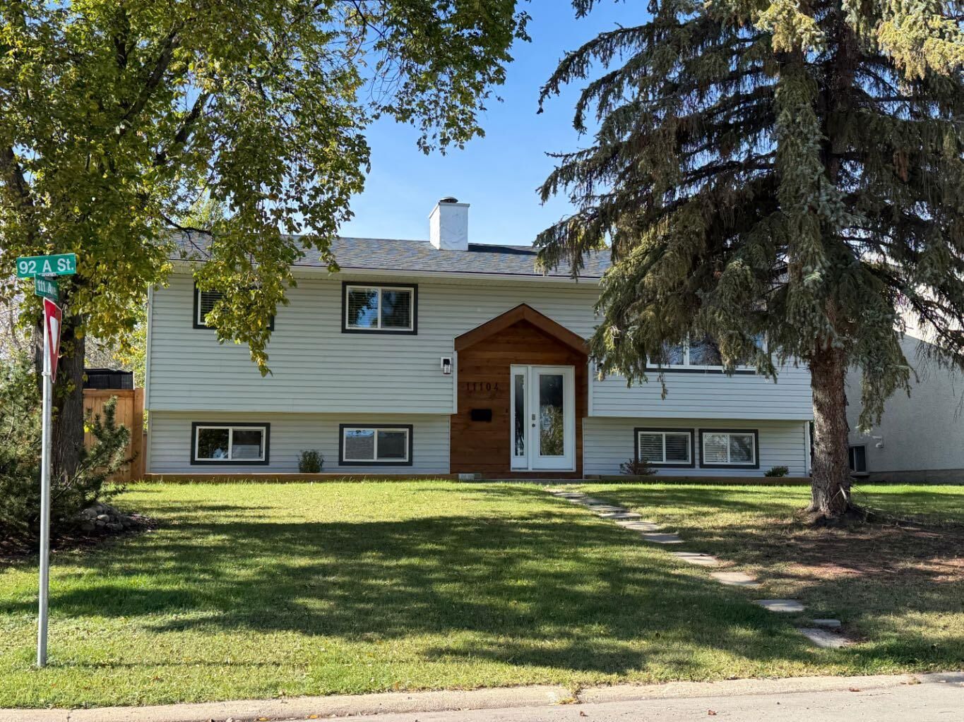 Property Photo:  11104 92A Street  AB T8V 3M3 