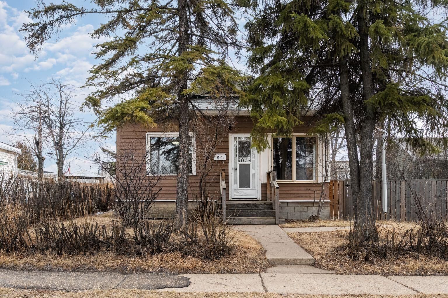 Property Photo:  5015 52A Street  AB T4V 3Y7 