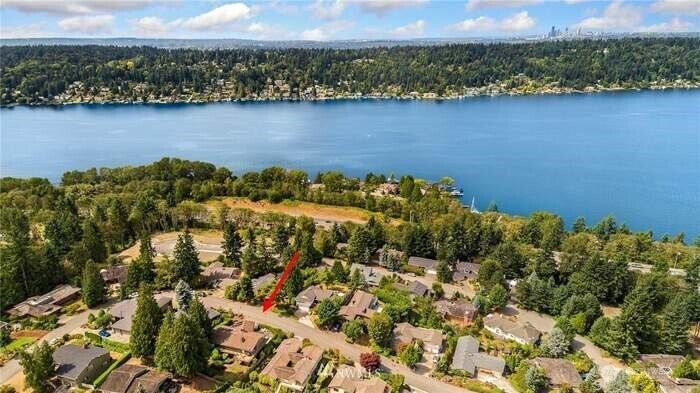 Property Photo:  5802  111th Avenue SE  WA 98006 