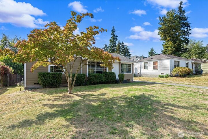 Property Photo:  829 NE 189th Street  WA 98155 