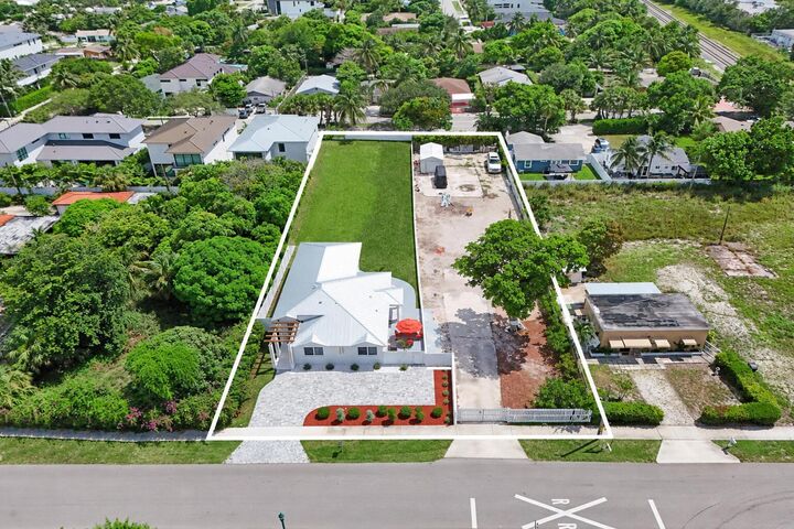 Property Photo:  202 SE 4th Street  FL 33483 