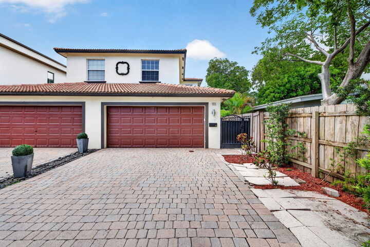 Property Photo:  1111 NE 16th Avenue  FL 33304 
