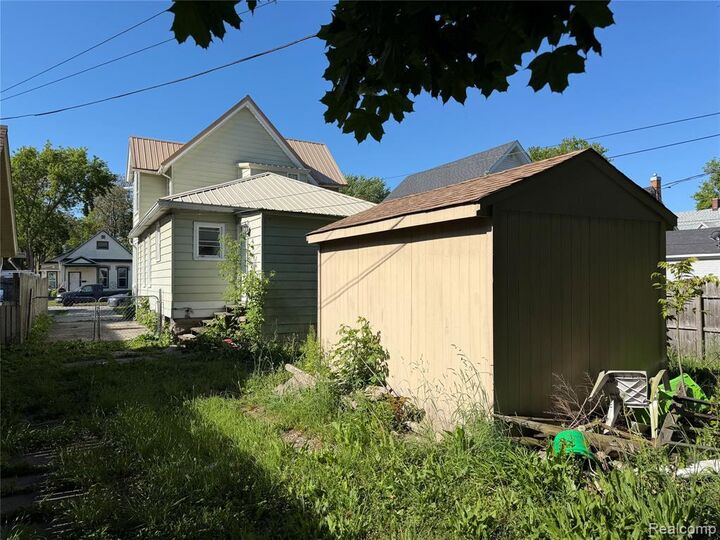 Property Photo:  909 Pine Street  MI 48060 