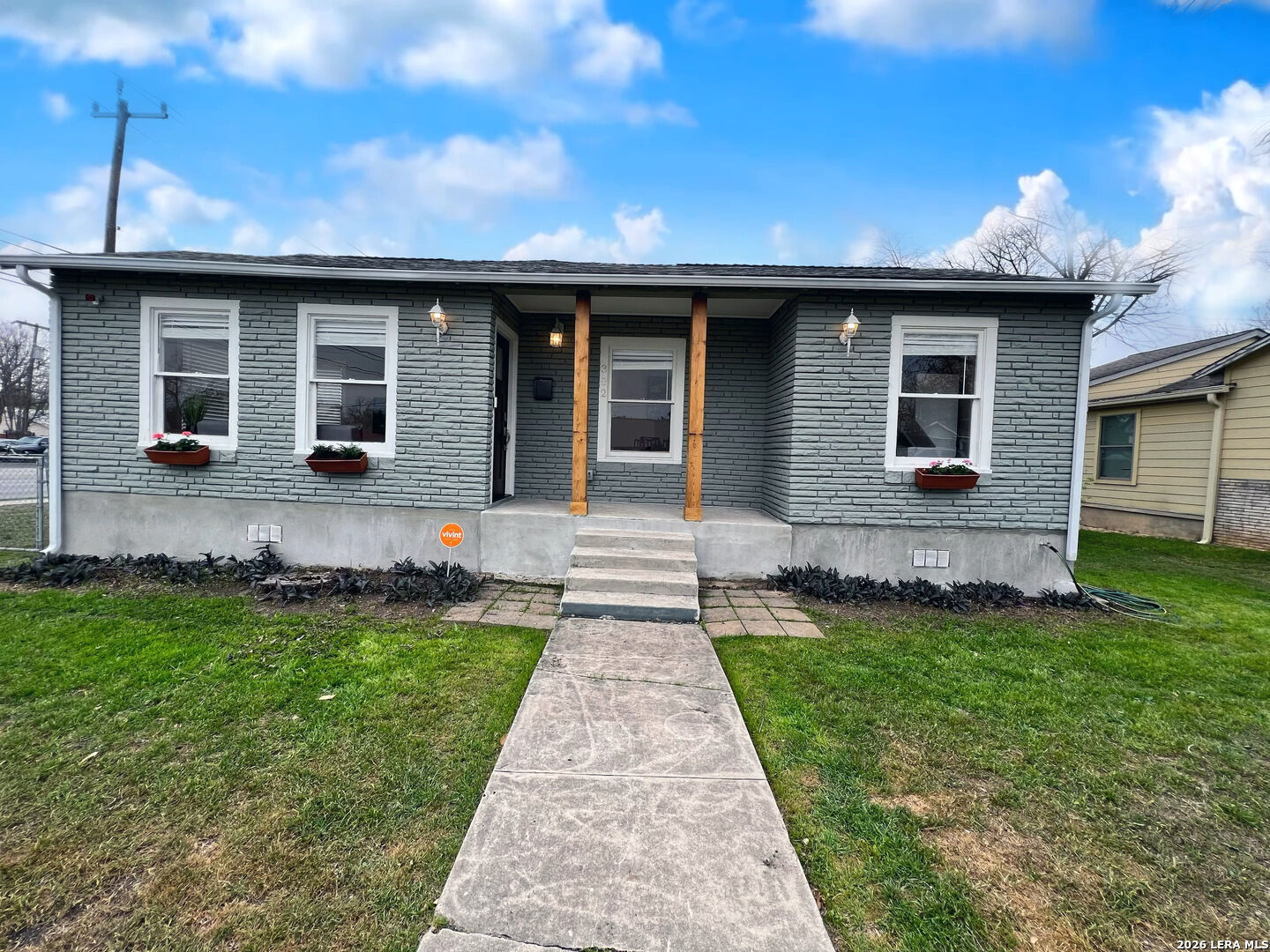 Property Photo:  302 W Mariposa  TX 78212 
