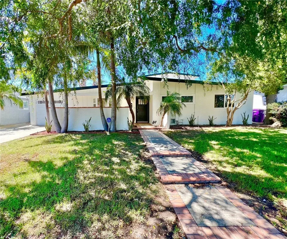 Property Photo:  1417 Vuelta Grande  CA 90815 