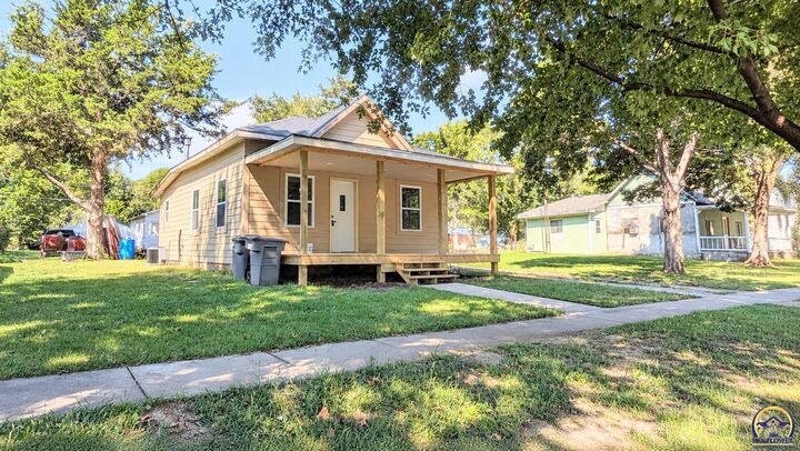Property Photo:  17 Neosho St  KS 66801 