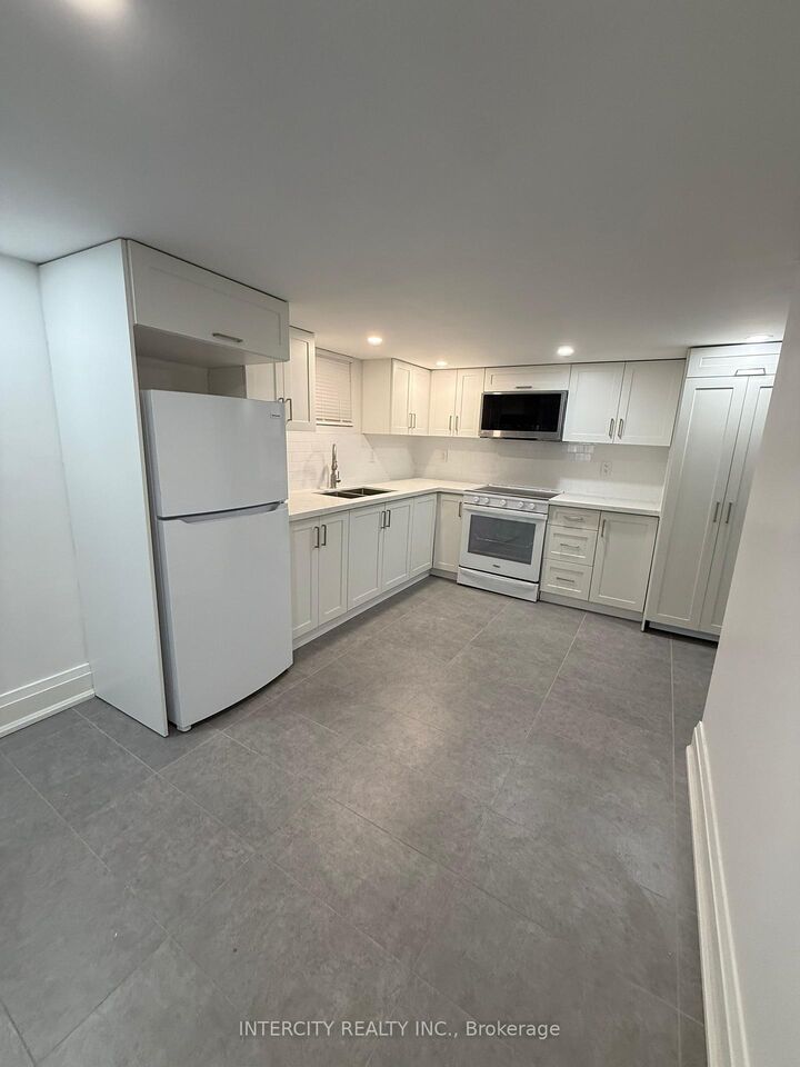 Property Photo:  380 Clinton Street Basement  ON M6G 2Z2 