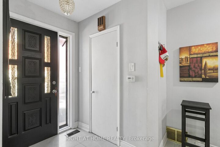 Property Photo:  2260 Wiseman Court  ON L5J 1P2 