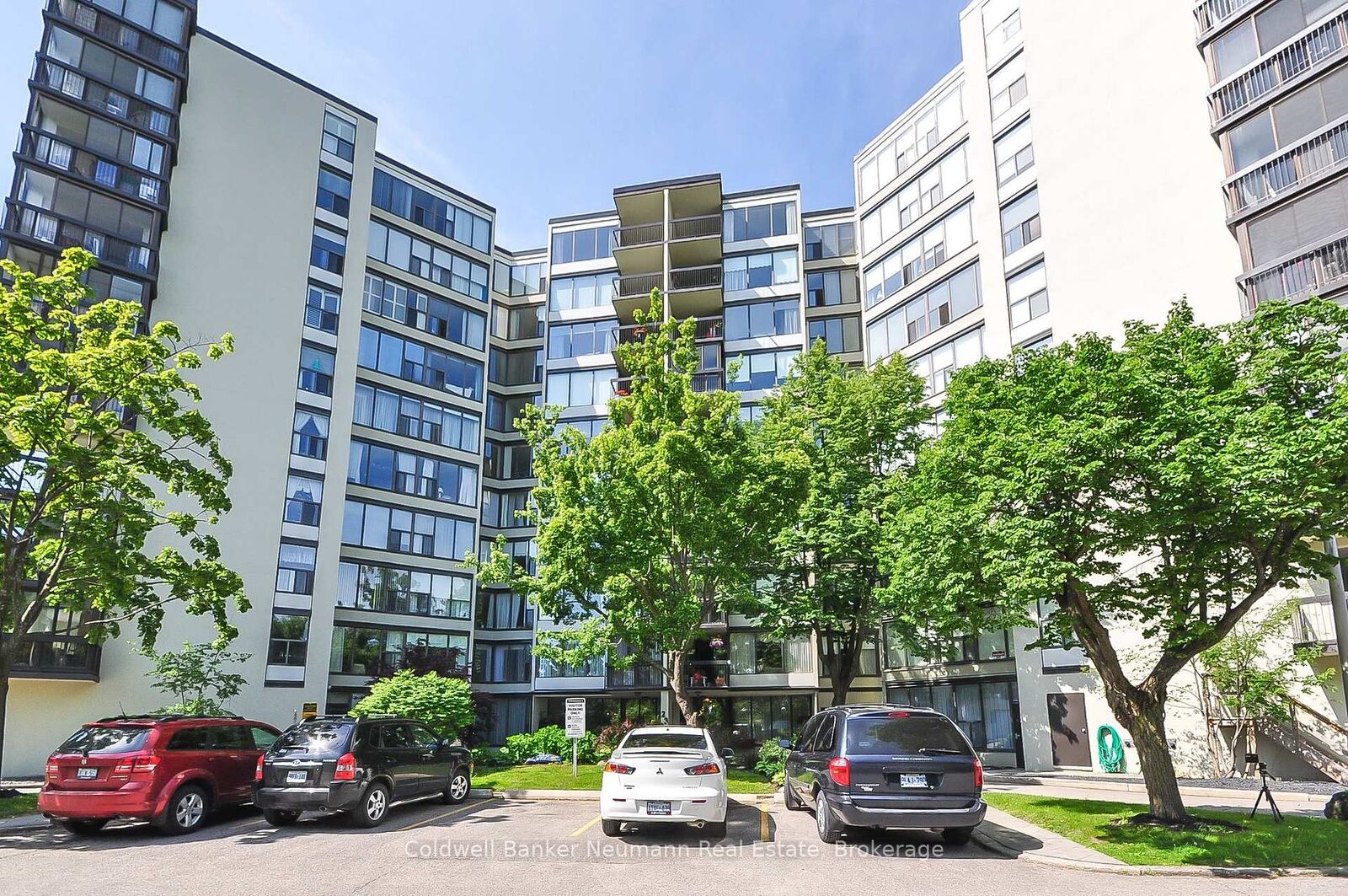 Property Photo:  23 Woodlawn Road E 305  ON N1H 7G6 