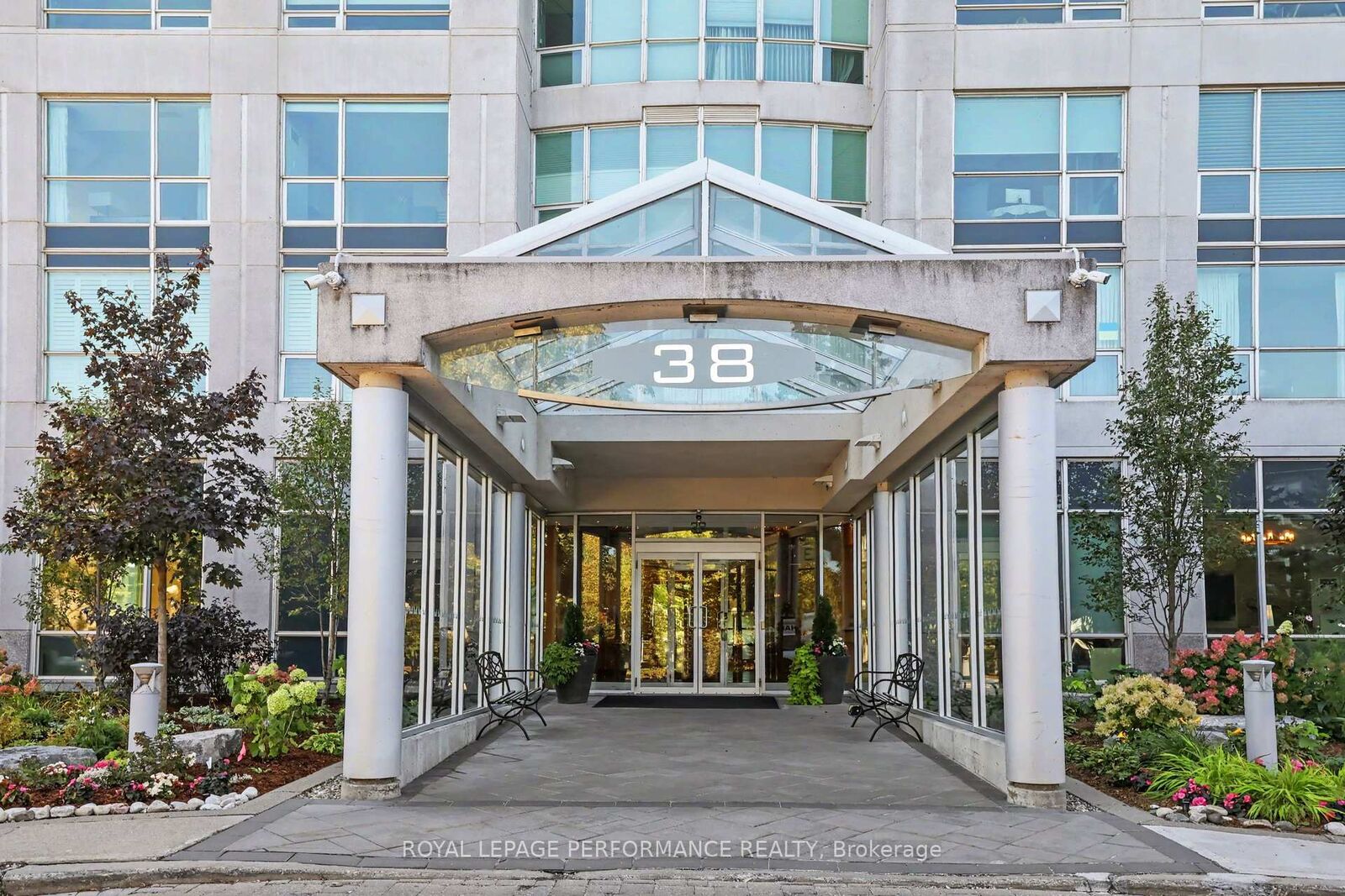 Property Photo:  38 Metropole Private 505  ON K1Z 1E9 