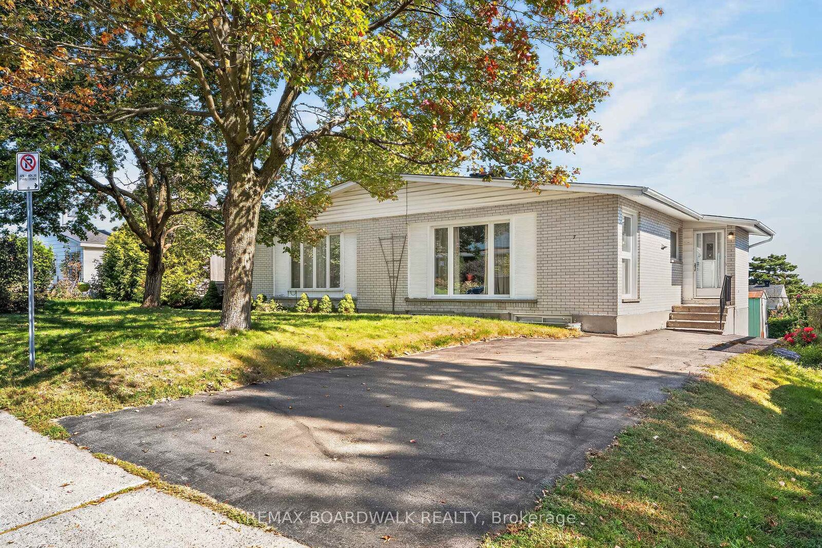 Property Photo:  7 Charkay Street  ON K2E 5N5 