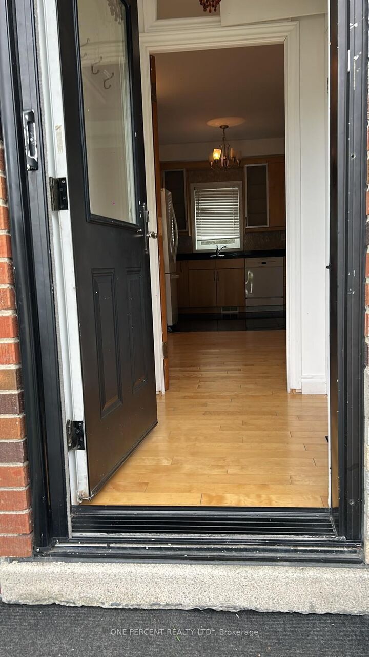 Property Photo:  2B Dornfell Street (Main)  ON M2R 2Y6 