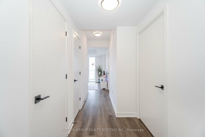 Property Photo:  36 Zorra Street 1607  ON M8Z 0G5 