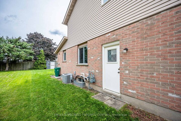 Property Photo:  601 Pinerow Crescent  ON N2T 2K6 