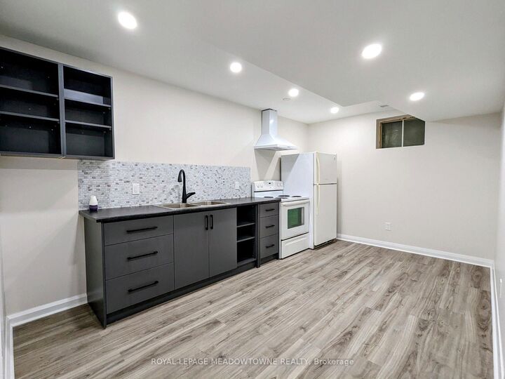 Property Photo:  737 Botany Hill Crescent B  ON L3Y 3A7 