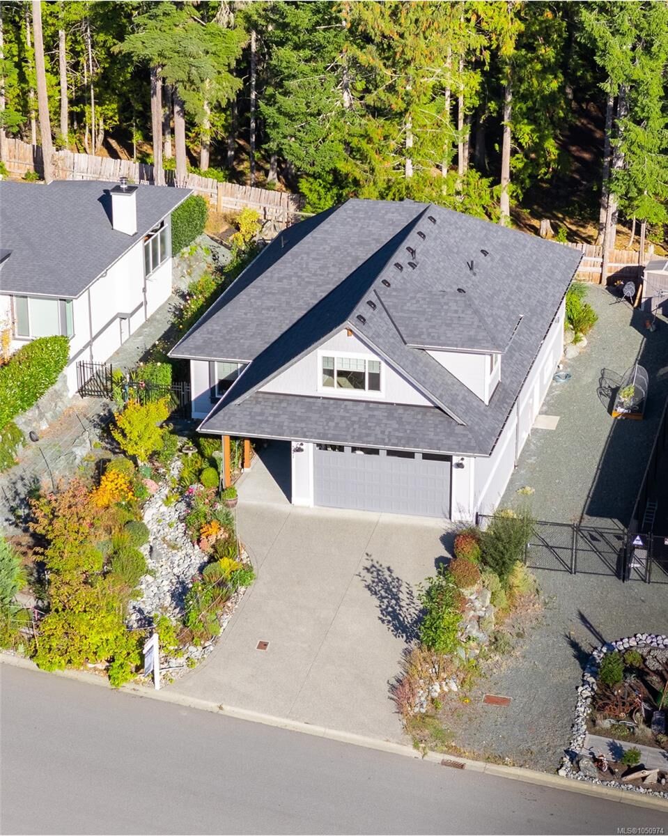 Property Photo:  521 Mountain View Dr  BC V0R 2G1 