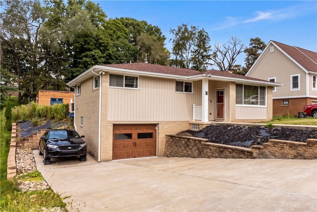 Property Photo:  1233 McKinley Dr  PA 15025 